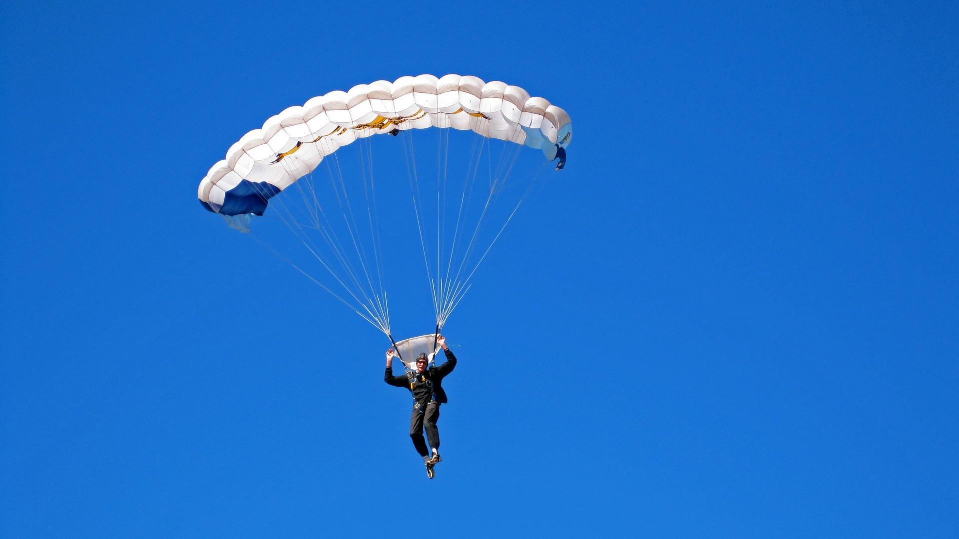 蝶泳项目摩纳哥新秀崭露头角，摩纳哥泳池